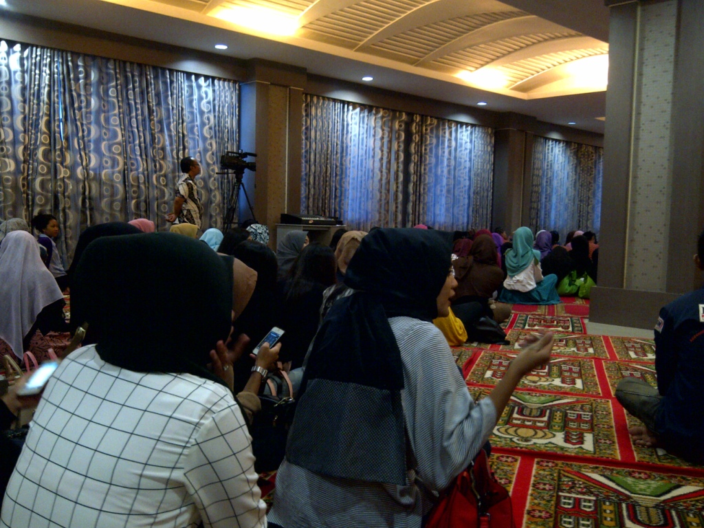 mahasiswi stebis berbuka puasa