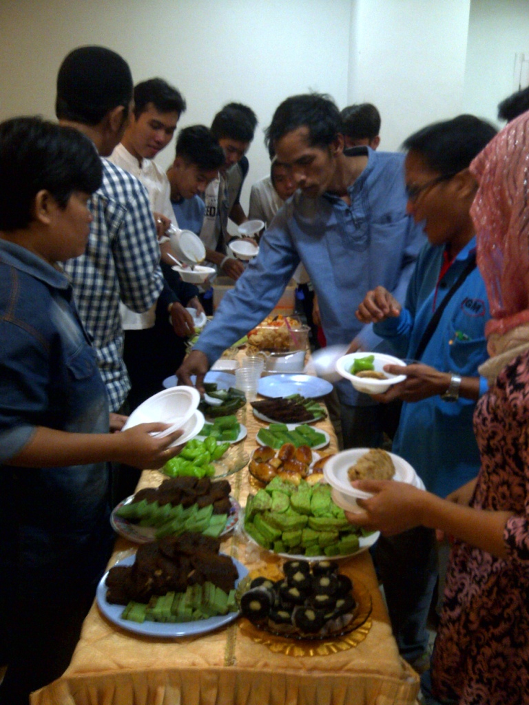 suasana berbuka diluar aula