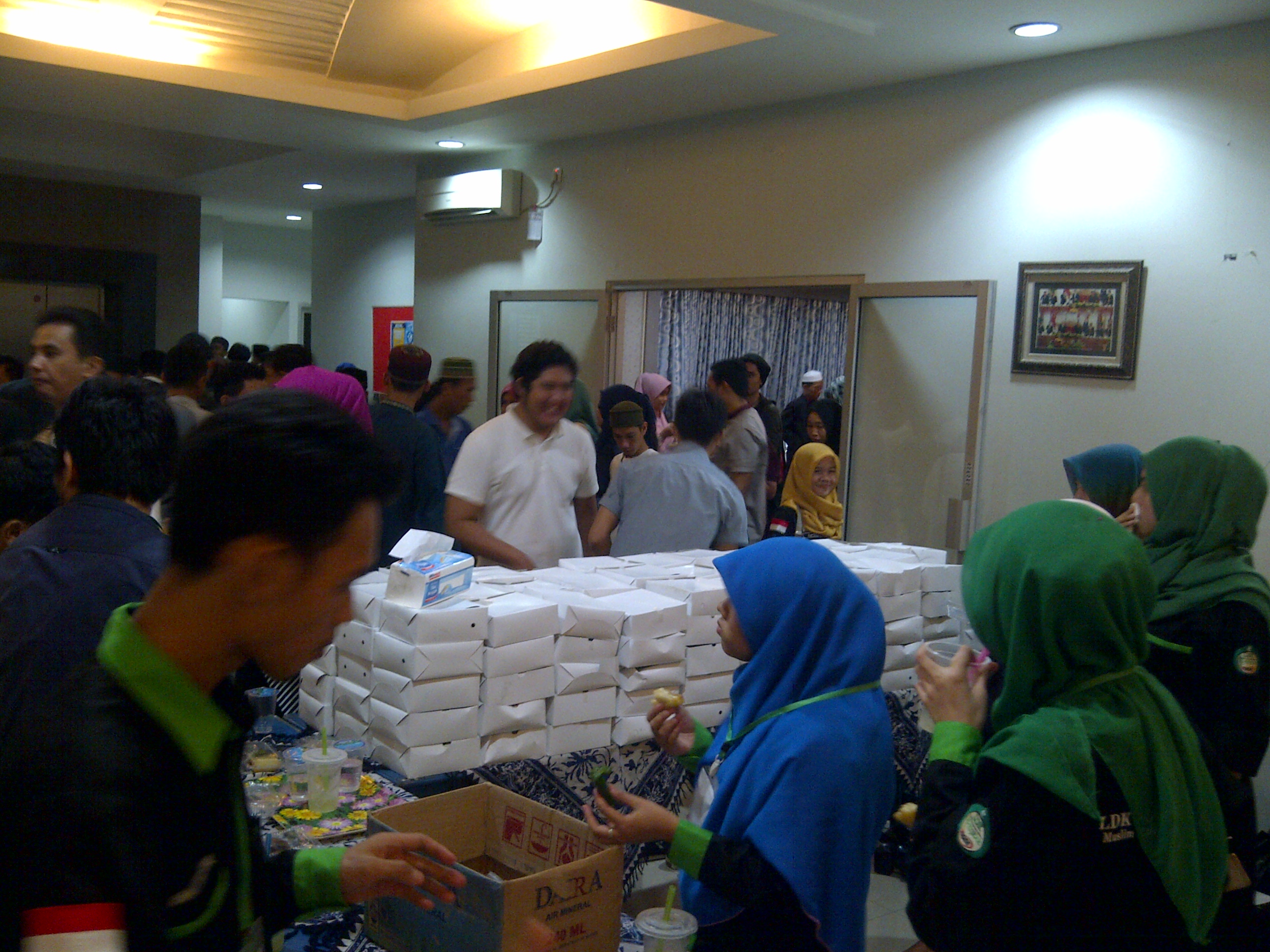 Suasana didepan Aula STEBIS IGM&UIGM
